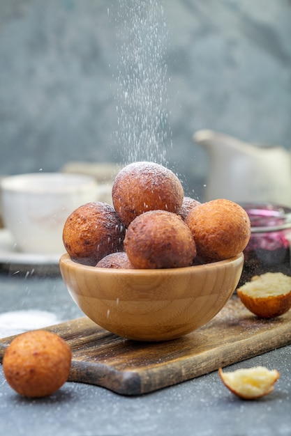 Rosquinhas tradicionais de queijo cottage em uma tigela