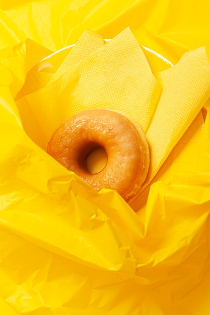 Rosquinhas vitrificadas em fundo amarelo