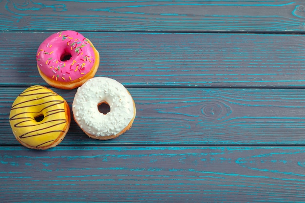 Rosquinhas vitrificadas em madeira