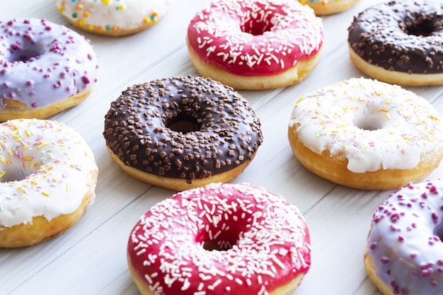 Rosquinhas vitrificadas na mesa