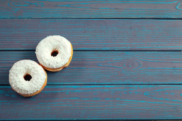 Rosquinhas vitrificadas na superfície de madeira