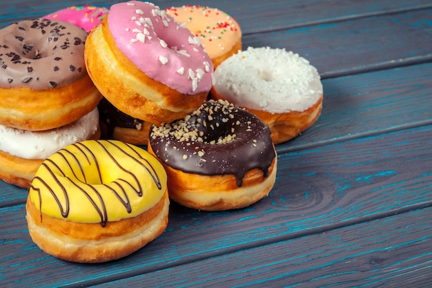 Rosquinhas vitrificadas na superfície de madeira