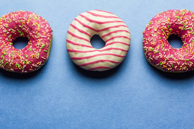 rosquinhas vitrificadas rosa sobre fundo azul