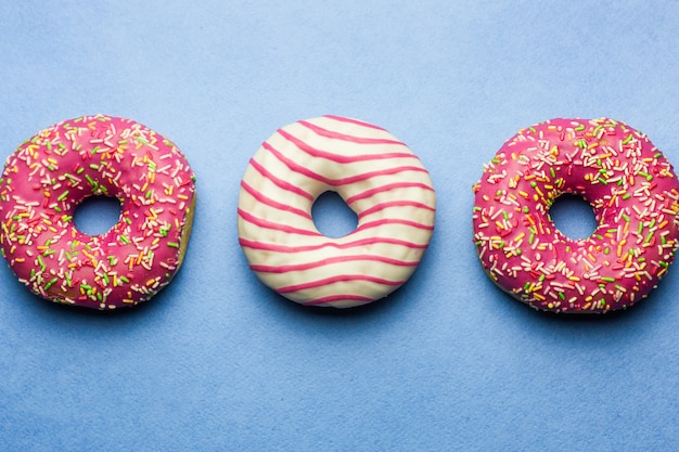 rosquinhas vitrificadas rosa sobre fundo azul