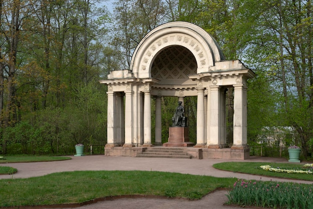 Rossi-Pavillon und das Denkmal für Kaiserin Maria Fjodorowna Pawlowsk Sankt Petersburg Russland