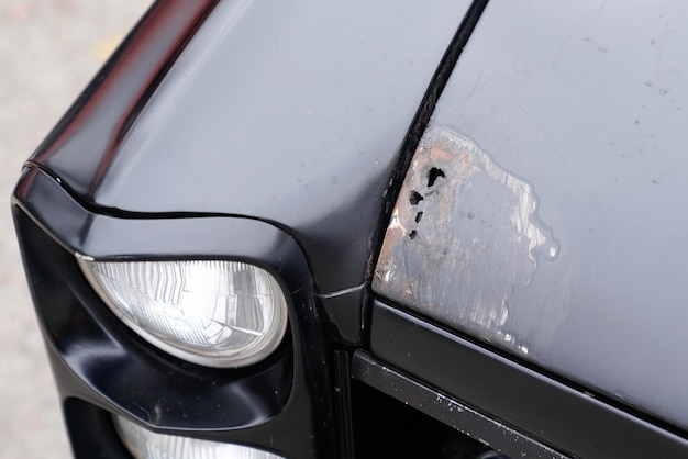 Rost durchlöcherte Motorhaube und rostige oxidierte Farbe