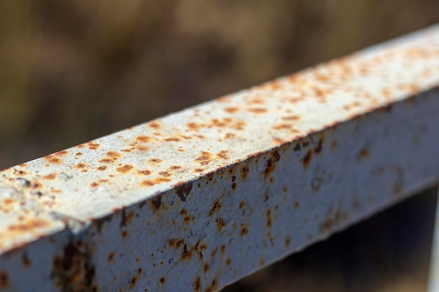 Rost und Korrosion an den Eisengeländern der BrückeKorrosion von Metallen Rost auf altem Eisen