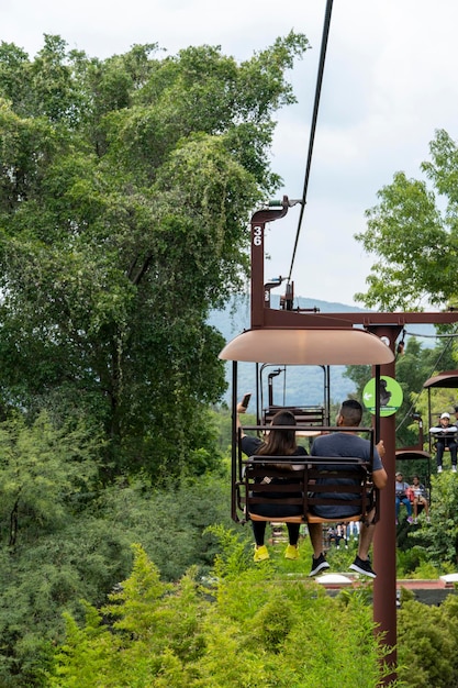 Foto rostige alte seilbahn seilbahnfahrt im regen blick auf die schluchtvegetation und die menschen mexiko