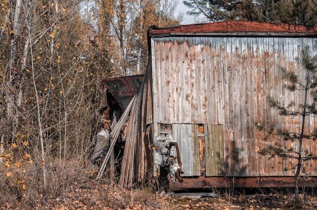 Foto rostige metallkonstruktionen im wald