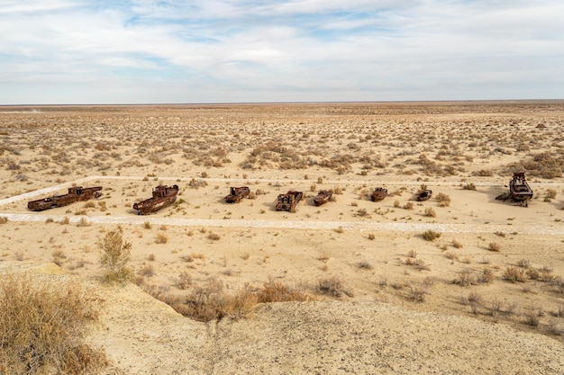 Rostige verlassene Schiffe auf dem Schiffsfriedhof an der ehemaligen Aralseeküste in Moynaq Mo ynoq oder Muynak Usbekistan