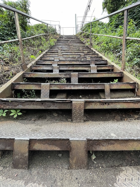 Rostige Vintage Metalltreppe im Freien