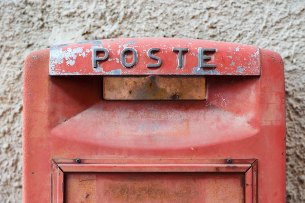 Foto rostiger roter briefkasten italienischer briefkasten