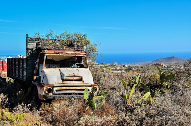 Rostiger verlassener LKW in der Wüste, auf den Kanarischen Inseln, Spanien