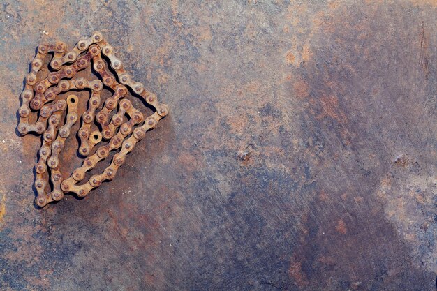 Rostkette auf Metallwerkbank