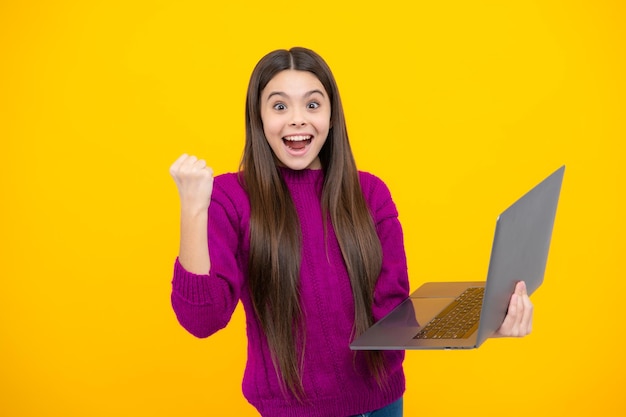 Rosto animado Jovem estudante estudando com computador portátil Conceito de elearning Espantado