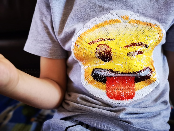 Foto rosto antropomórfico em camiseta de mulher
