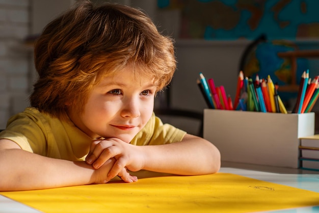 Rosto bonito do aluno perto da sala de aula do ensino fundamental criança estudando em casa e escola de educação em casa