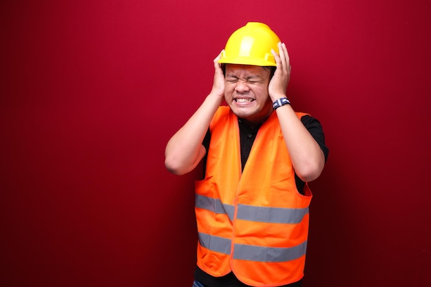Rosto confuso e estressado de jovem trabalhador asiático com gesto de mão Conceito de modelo de publicidade