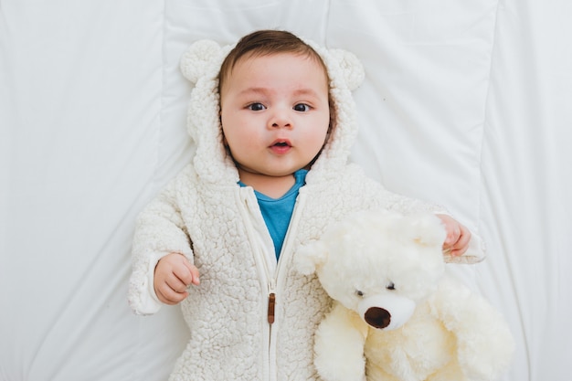 Rosto de bebê adorável olhando para a câmera