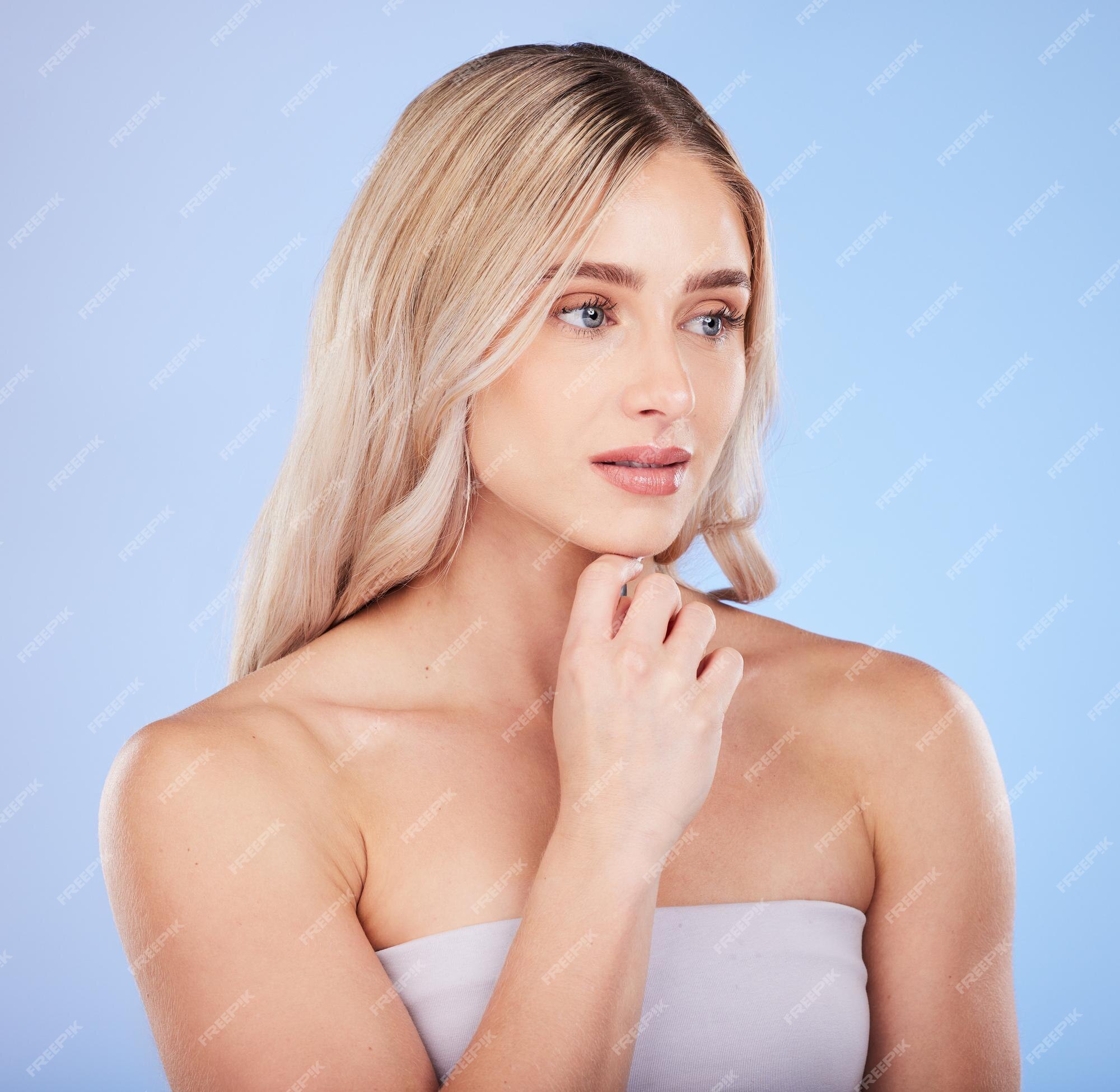 Menina Sem Maquiagem No Rosto Adorável E Cabelo Longo Loiro. Mulher Bonita  Posando No Vestido Azul No Fundo Branco. Cosméticos E Cuidados Com A Pele.  Cosmetologia. Beleza E Cabeleireiro Salão Foto Royalty