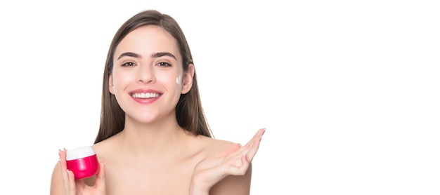 Rosto de beleza de mulher fecha banner isolado de retrato com esfoliante de limpeza cosmética de beleza de espaço de cópia