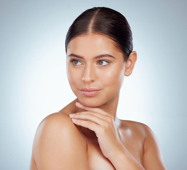 Rosto de beleza e cuidados com a pele suave da mulher em estúdio isolado em um fundo branco Modelo feminino natural e cosméticos de maquiagem ou tratamento facial de spa para estética ou bem-estar brilhante de pele saudável