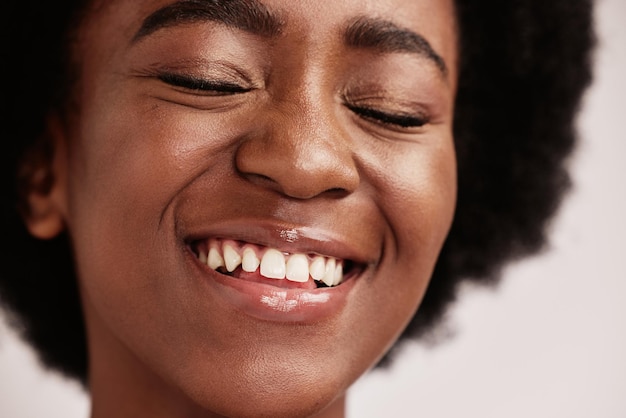 Rosto de beleza ou cabelos e dentes afro cuidados dentários ou higiene bucal em cuidados de saúde bem-estar ou aliciamento de modelo Zoom sorriso ou mulher negra feliz e cuidados com a pele ortodontia limpa ou cosméticos de maquiagem