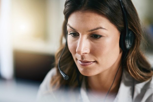 Rosto de comunicação ou mulher em consultoria de call center falando ou conversando no atendimento ao cliente Assistente virtual focado ou consultor de vendas sério em telemarketing ou help desk de empresa de telecomunicações