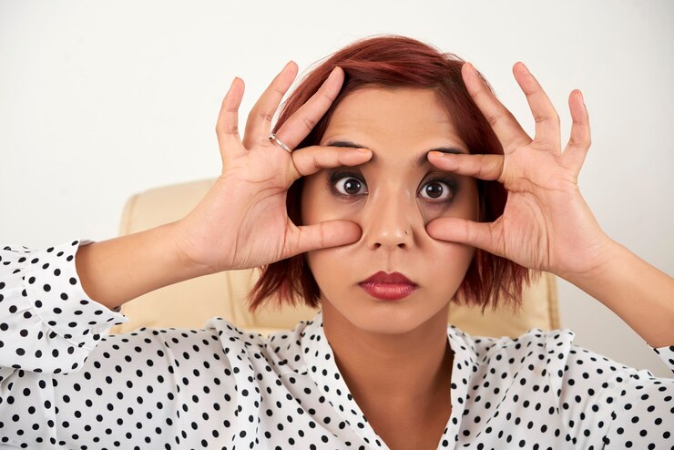 Foto rosto de jovem empresária cansada tentando manter os olhos abertos