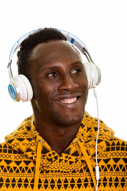 Rosto de jovem negro africano feliz sorrindo e ouvindo música