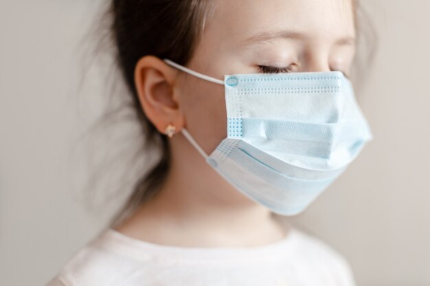 Rosto de menina em close up de máscara médica respiratória