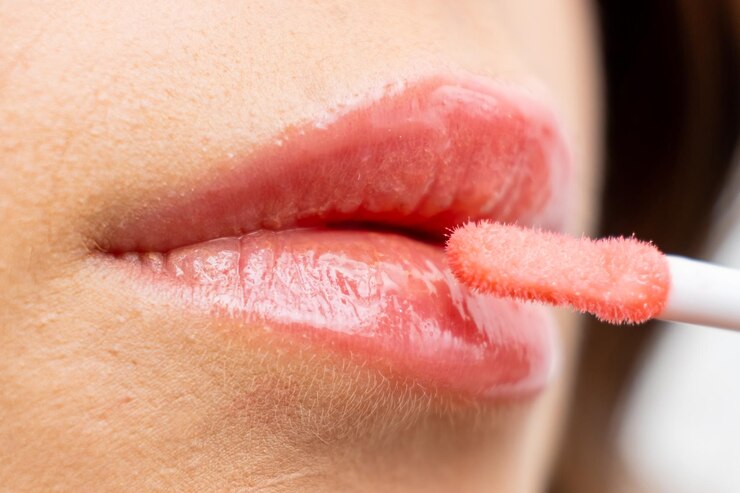 Foto rosto de mulher bonita com pele lisa aplicando brilho labial e procedimento cosmético