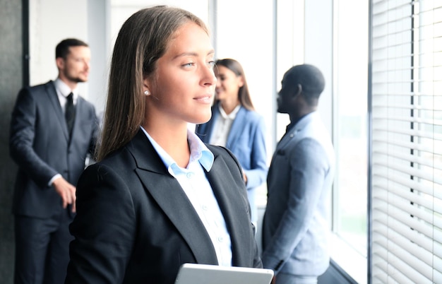 Rosto de mulher bonita no fundo de pessoas de negócios