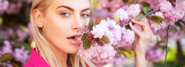 Rosto de mulher de primavera para banner close-up rosto de meninas de primavera em flores