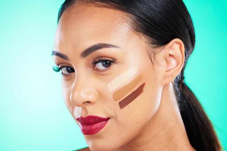 Foto rosto de mulher e contorno para cosméticos de maquiagem de beleza ou cuidados com a pele isolados contra um fundo de estúdio sorriso feminino com contorno de lábios vermelhos e base para toner de tom de pele ou tratamento facial