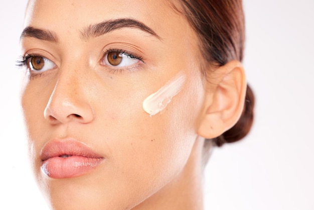 Rosto de mulher e creme de beleza para protetor solar, maquiagem, tratamento facial de luxo ou brilho no fundo do estúdio Loção para bochechas de modelo jovem e cosméticos de bem-estar cuidados com a pele saudáveis e brilho estético