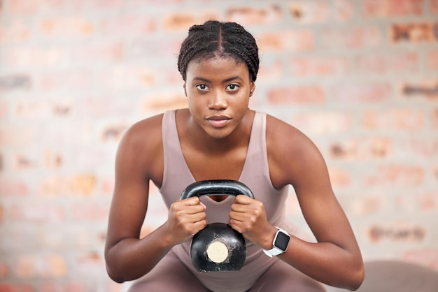 Rosto de mulher negra e kettlebell em treinamento de ginástica ou exercício para crescimento muscular corporal, cardiologia, bem-estar ou saúde Retrato esportes fitness e personal trainer levantamento de peso na Jamaica