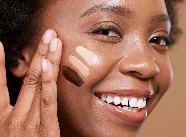 Rosto de mulher negra e sorriso de maquiagem para cuidados com a pele ou cosméticos contra um fundo de estúdio marrom Closeup retrato de mulher afro-americana sorrindo com dentes em satisfação para toner