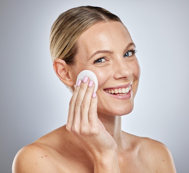 Rosto de mulher ou almofada de algodão para cuidados com a pele produto de limpeza de dermatologia ou tratamento de acne facial Sorriso de retrato ou modelo de beleza feliz com limpeza para limpeza de remoção de cosméticos de maquiagem ou toner