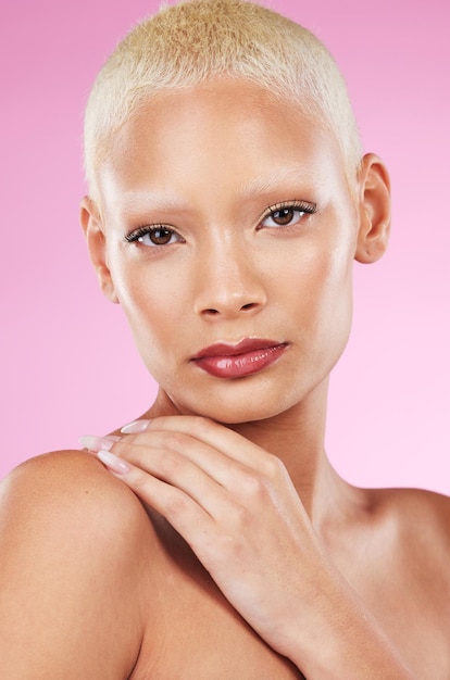 Rosto de retrato e maquiagem com uma mulher negra modelo em estúdio em um fundo rosa para cosméticos ousados Cuidados com a pele de beleza ou natural com uma jovem feminina única e atraente interior para cuidados cosméticos