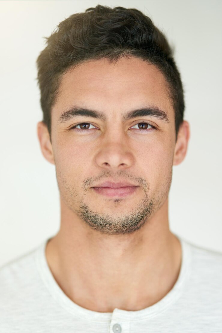 Foto rosto de retrato e tiro na cabeça do homem em estúdio isolado fundo branco e posando com atitude casual cara jovem bonito homem sério e pose para foto de identidade passaporte foto e confiança