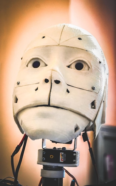 Rosto de robô de rosto fechado de um velho robô feito de plástico branco surrado