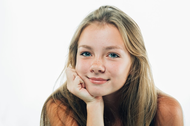 Rosto de sardas do retrato feminino da menina adolescente adolescente isolado no branco. Tiro do estúdio.