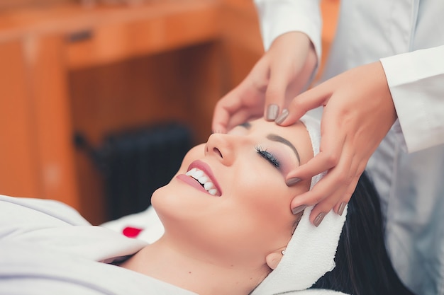 Rosto de skincare de tratamento de spa. Enfrente a massagem profissional. Massagista facial de saúde.