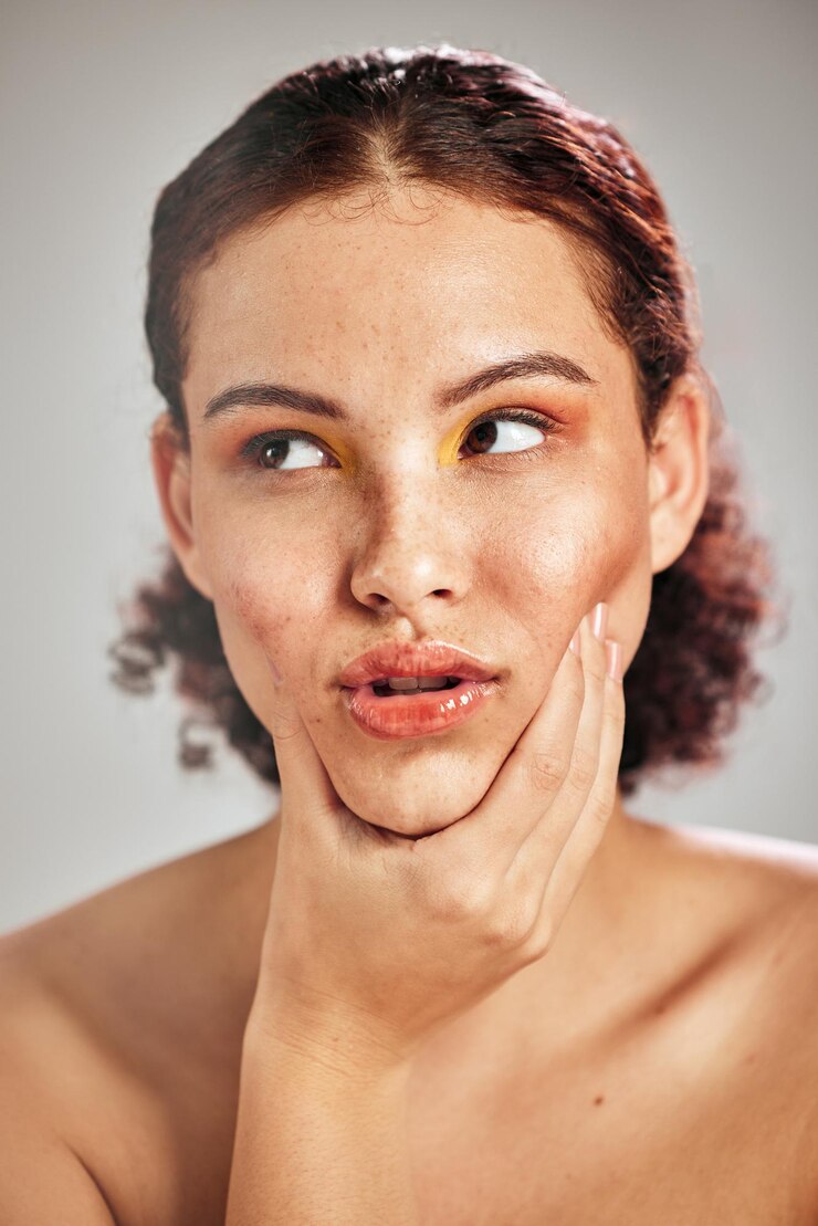 Foto rosto de sombra de beleza e mulher de estúdio com maquiagem de cosméticos criativos, brilho saudável para a pele e autocuidado de luxo salão de spa de cosmetologia facial e garota de modo estético isolada em fundo cinza