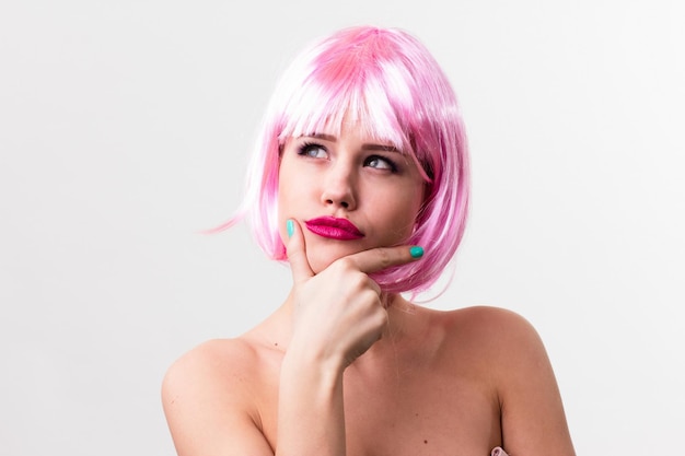 Rosto de uma jovem com maquiagem brilhante em um fundo rosa com cabelo reunido em um rabo de cavalo liso