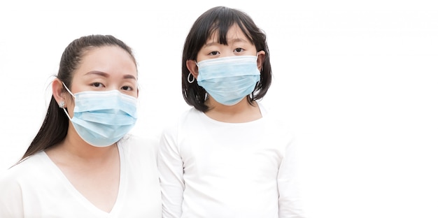 rosto de uma jovem mulher asiática e família usando máscara para evitar germes, fumaça tóxica e poeira. Prevenção de infecção bacteriana