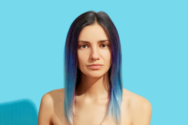 Rosto de uma jovem mulher bonita com cabelo azul