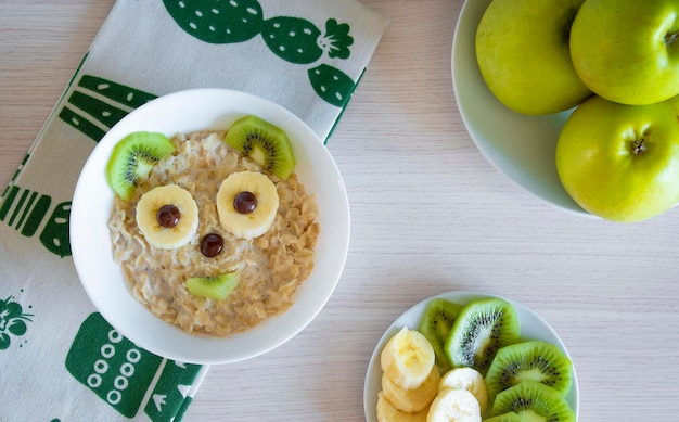 Rosto de urso fofo feito de kiwi de banana de aveia e chocolate Café da manhã infantil