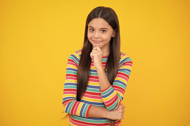 Foto rosto feliz, emoções positivas e sorridentes de uma adolescente bonita e jovem contra um